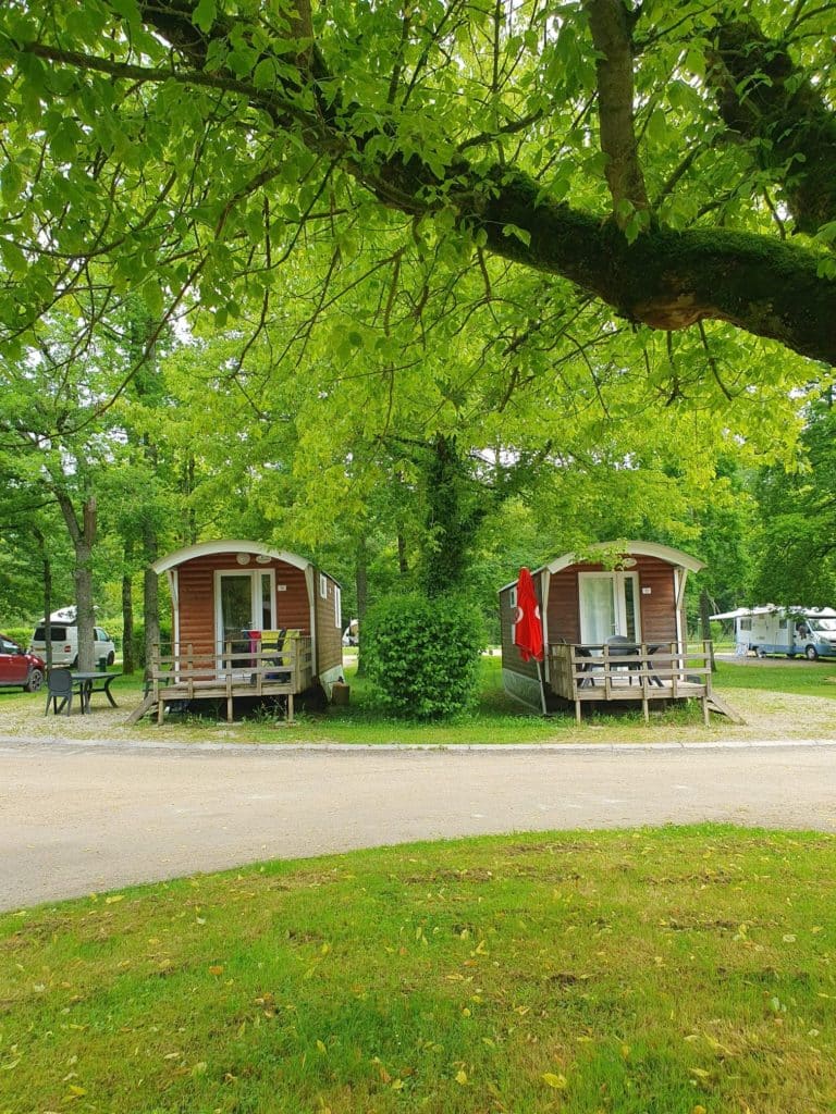Roulotte tout confort avec décoration cosy pour séjour insolite en camping