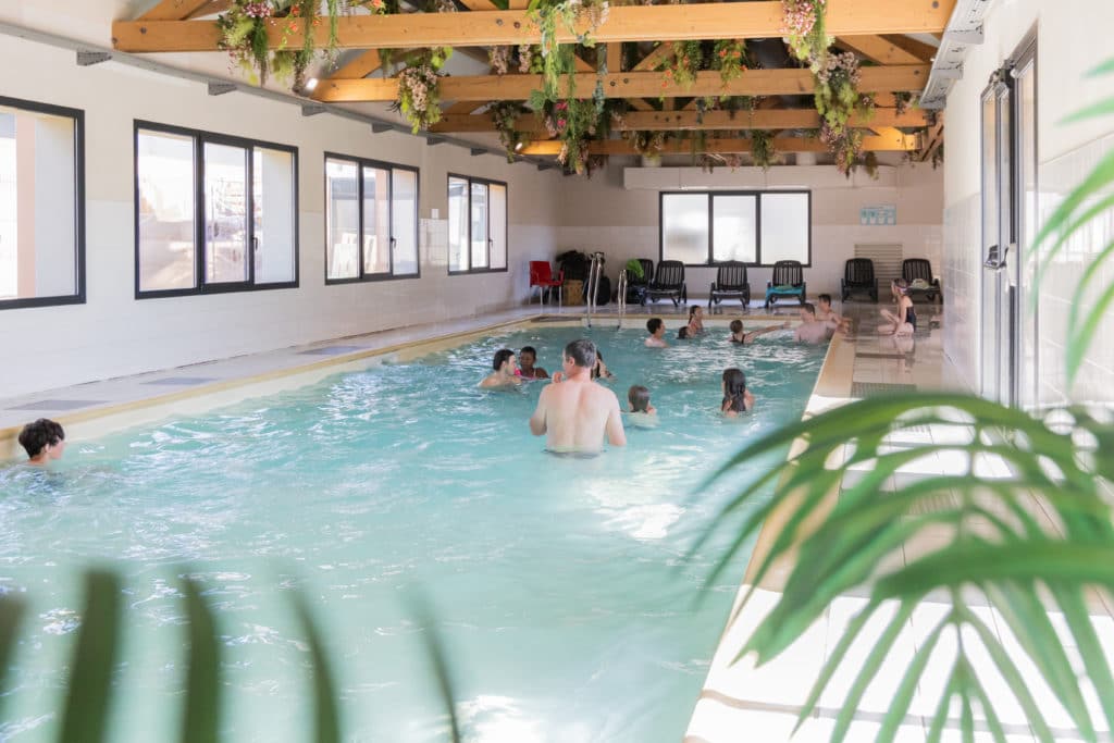 la piscine couverte et chauffée du camping Lac d'Orient