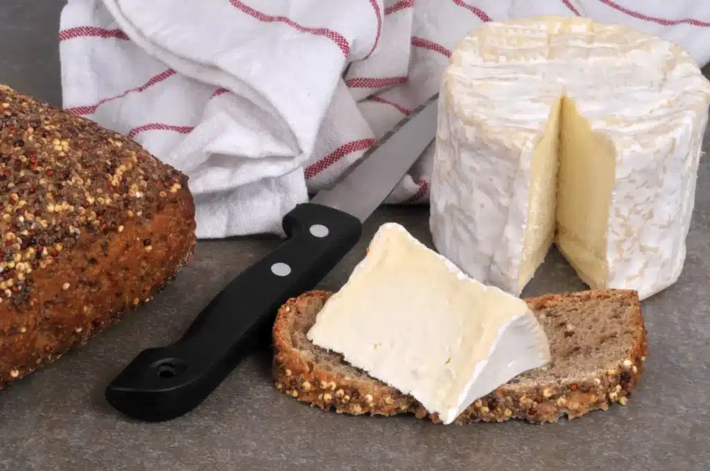 Le Chaource fermier, un fromage AOP au lait cru de vache,